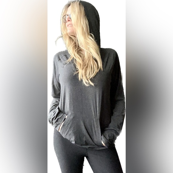 Large Puma athletic hoodie with a kangaroo pocket, ruching detail on the wrist - Picture 4 of 8